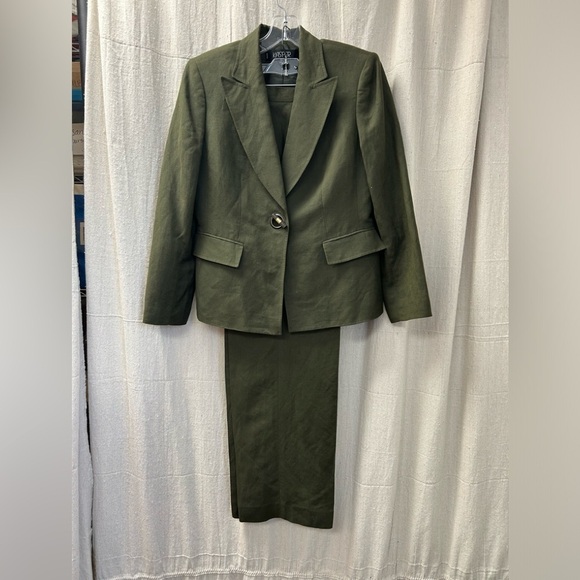 Kasper/Size 8 PETITE /Pant Suit /Olive Green Linen Blend /Jacket round button - Picture 1 of 9